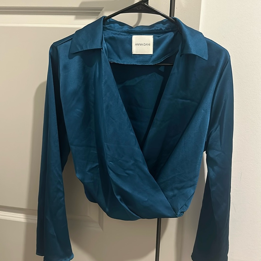 Turquoise cropped shirt with bell shaped sleeves
